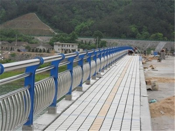 宿迁不锈钢桥梁护栏的特性及其在现代建筑中的应用